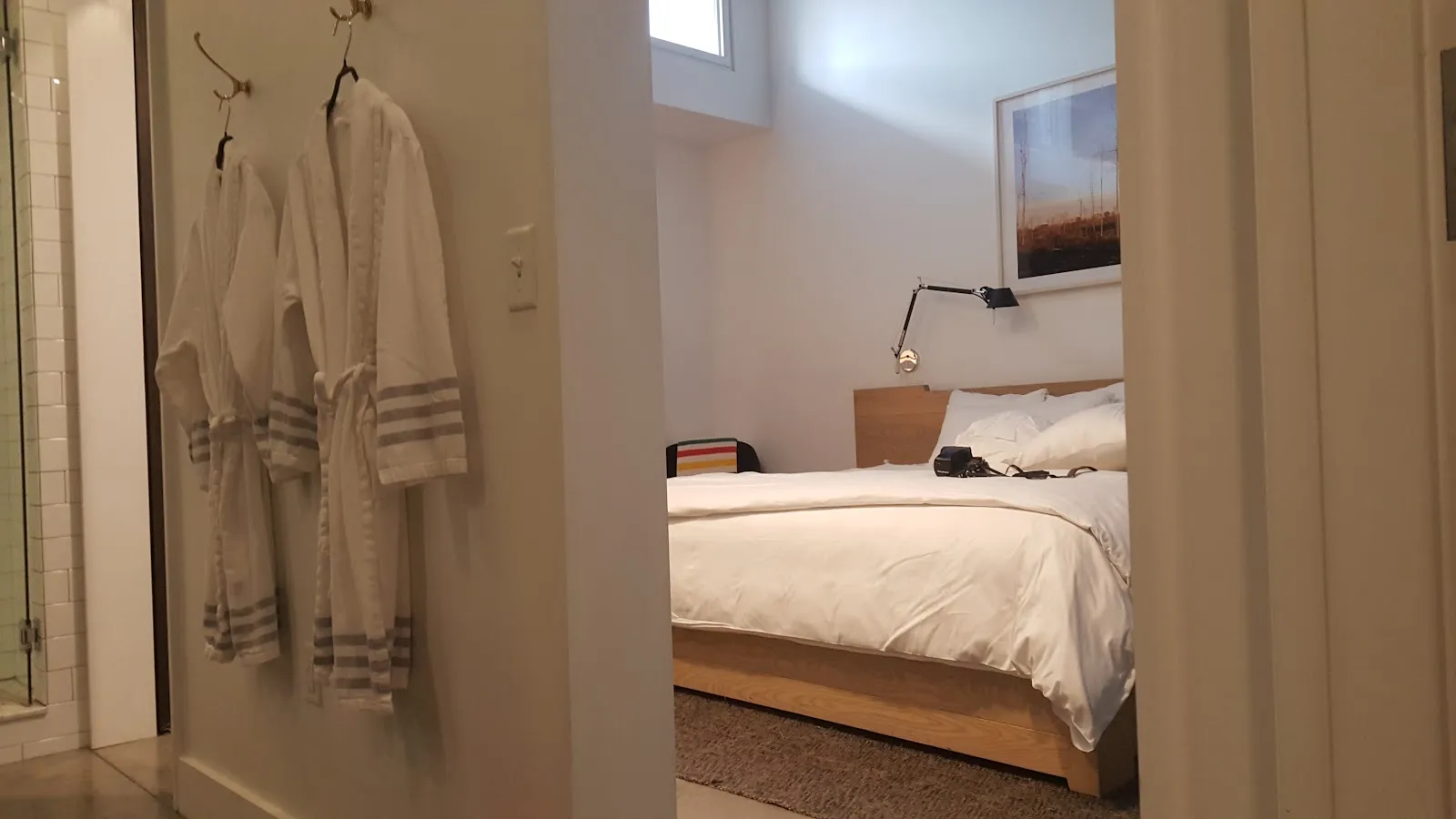 bedroom-kingbed