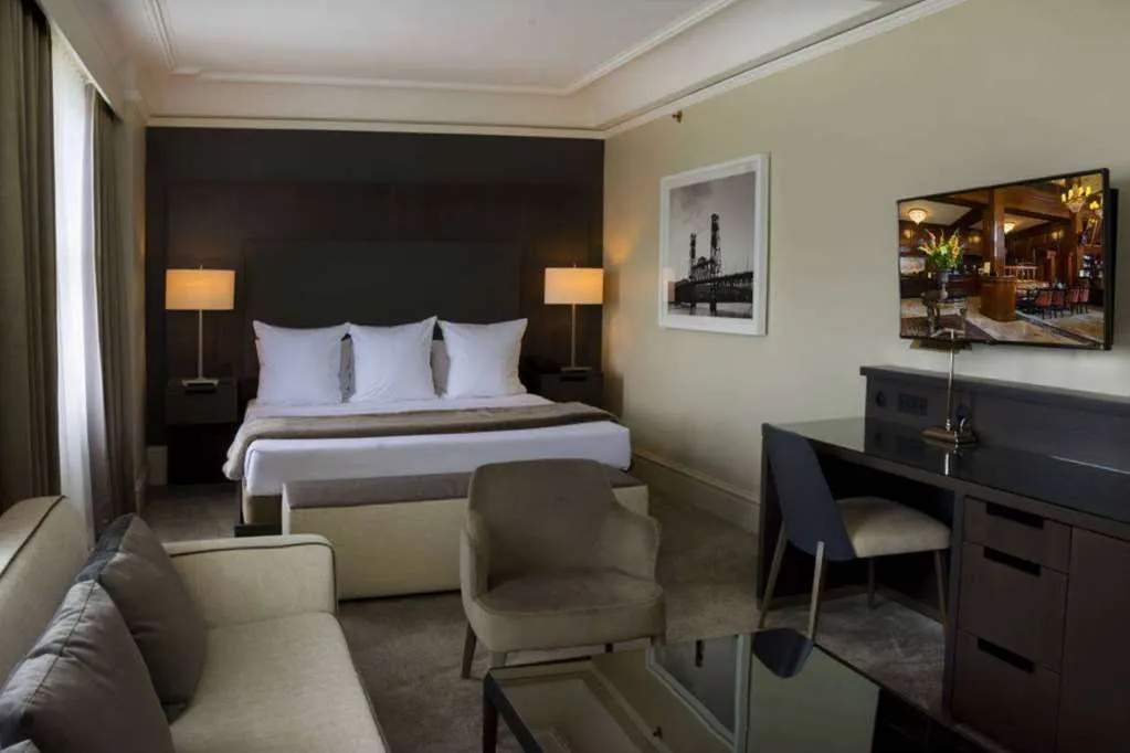 bedroom-kingbed