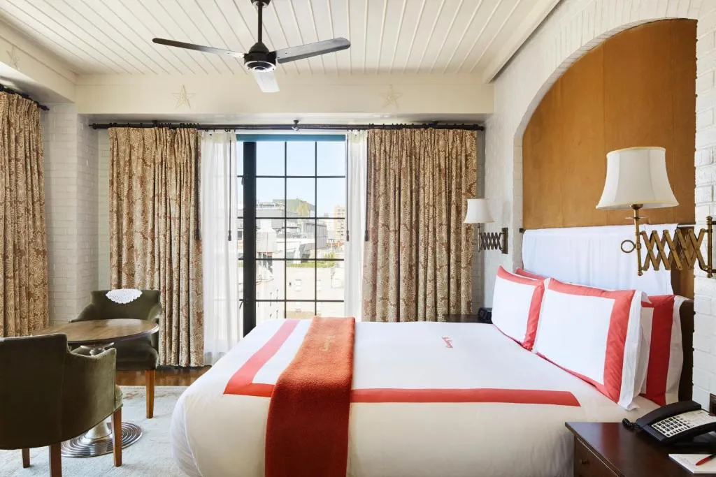 bedroom-kingbed