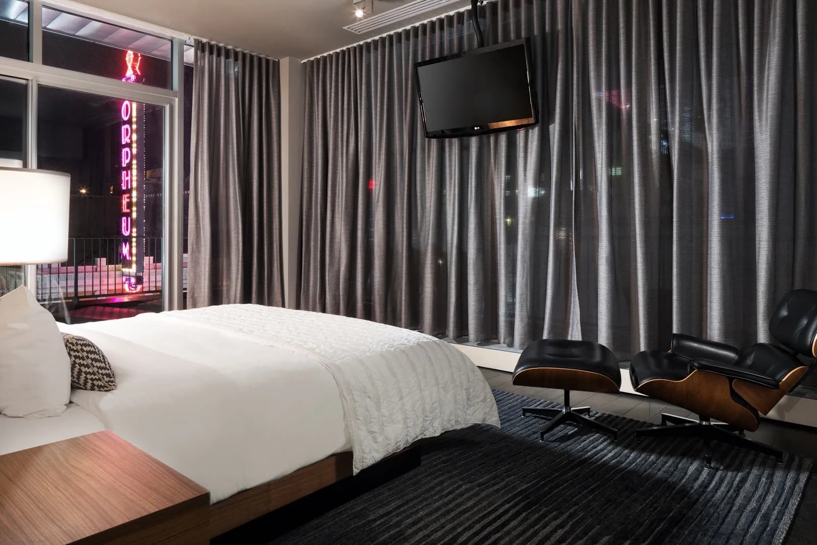 bedroom-kingbed