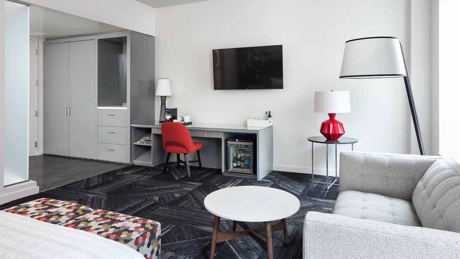 bedroom-suiteseating
