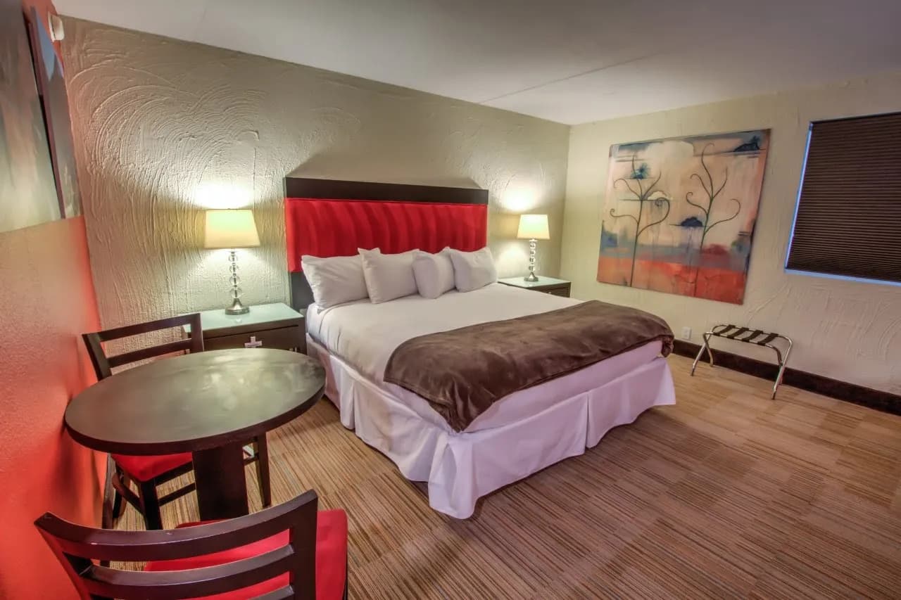 bedroom-kingbed