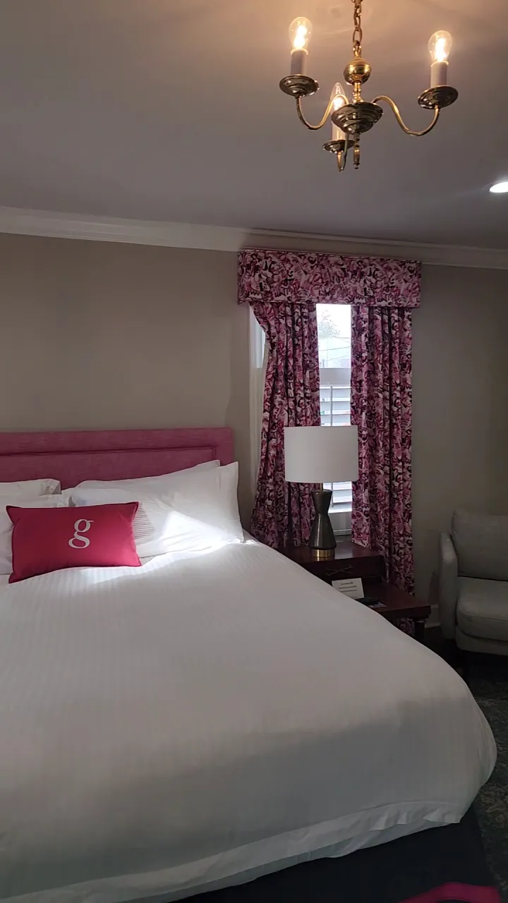 bedroom-kingbed