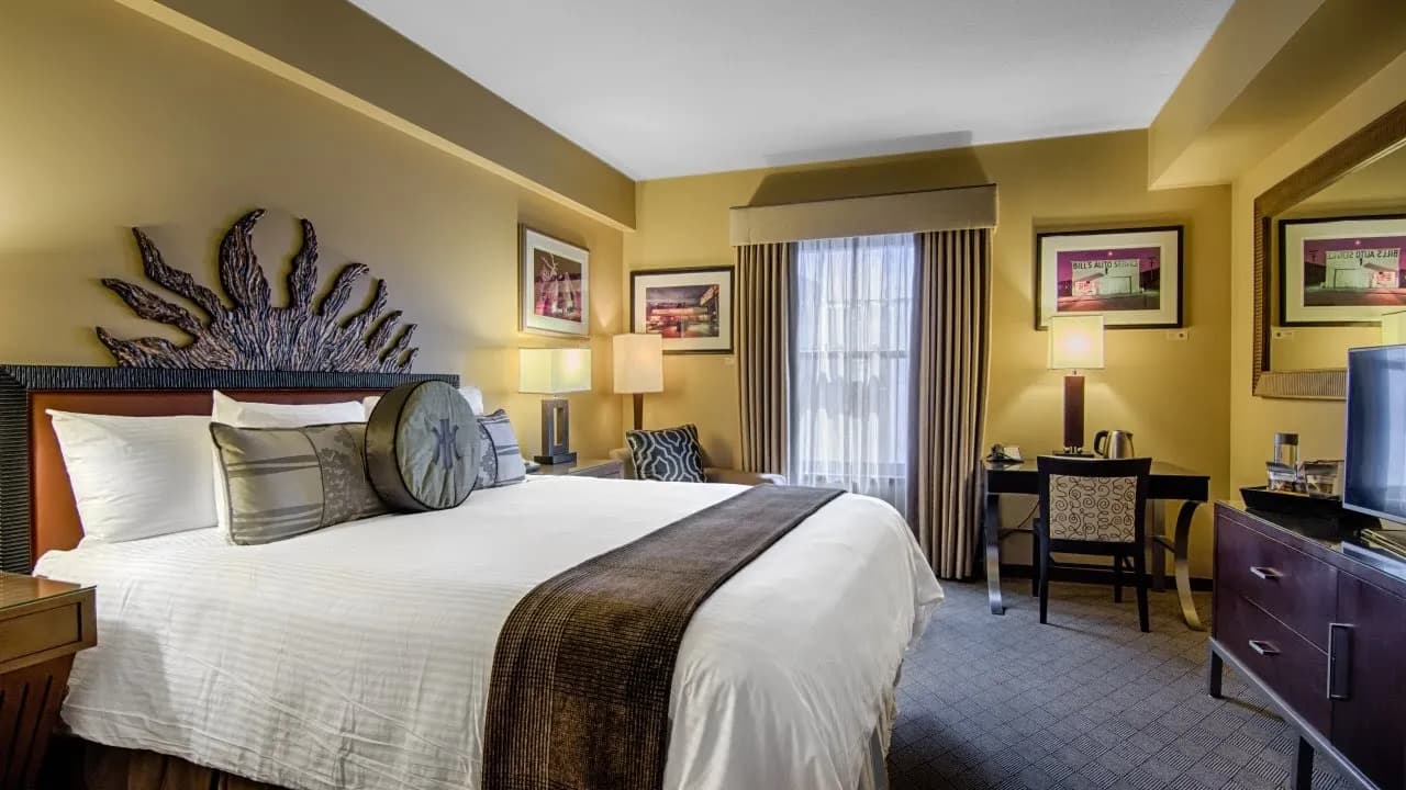 bedroom-kingbed-3