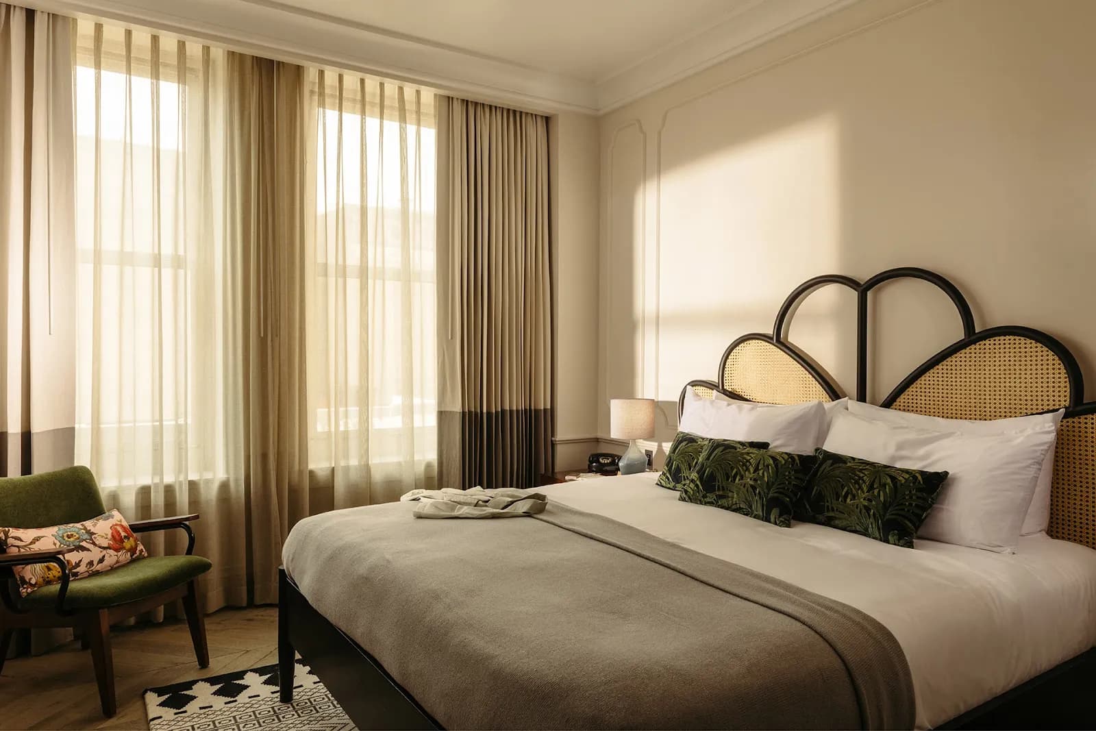 bedroom-kingbed