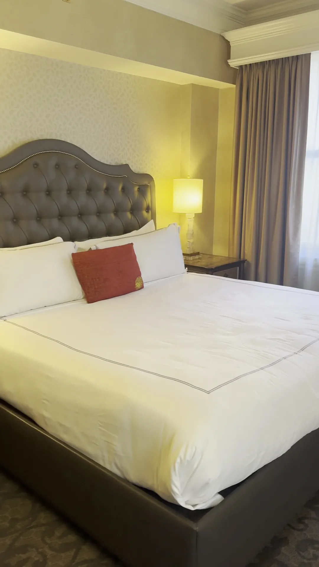 bedroom-kingbed