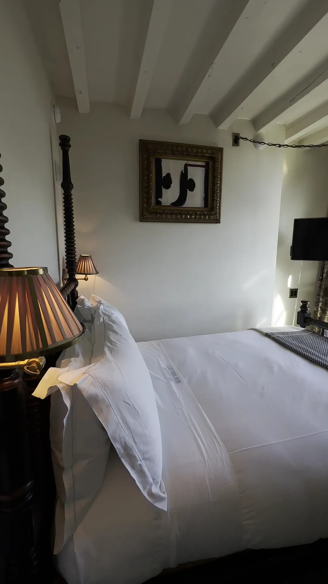 bedroom-kingbed-3