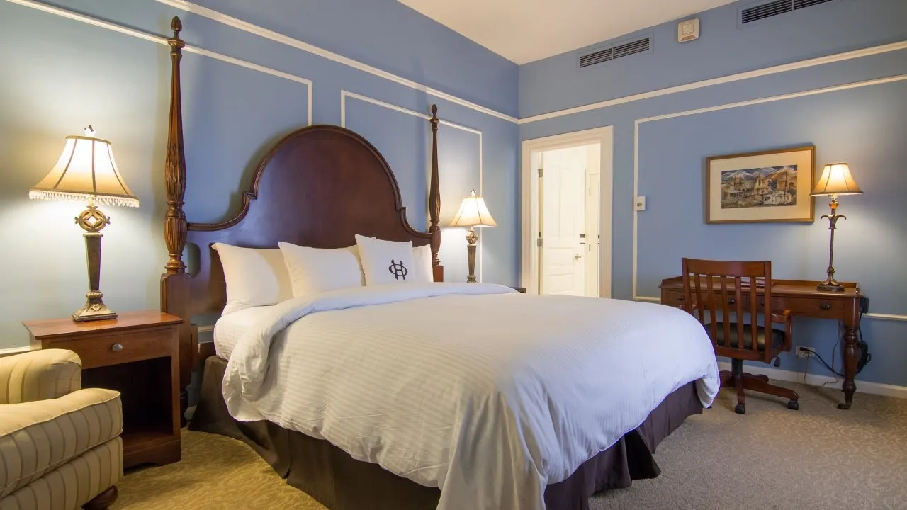 bedroom-kingbed-2