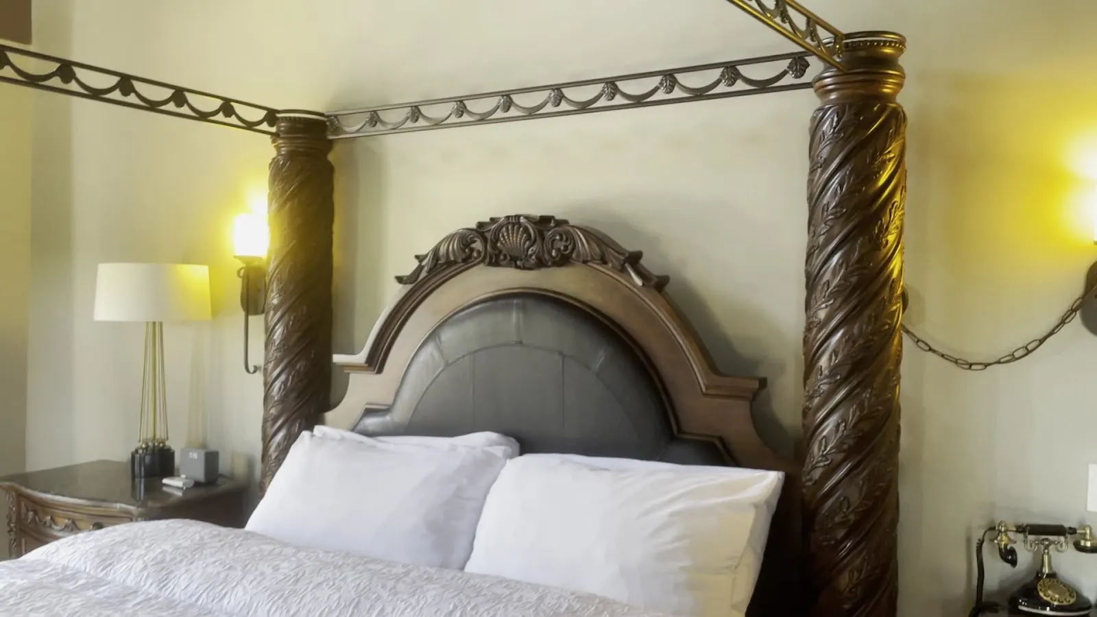 bedroom-fourposter