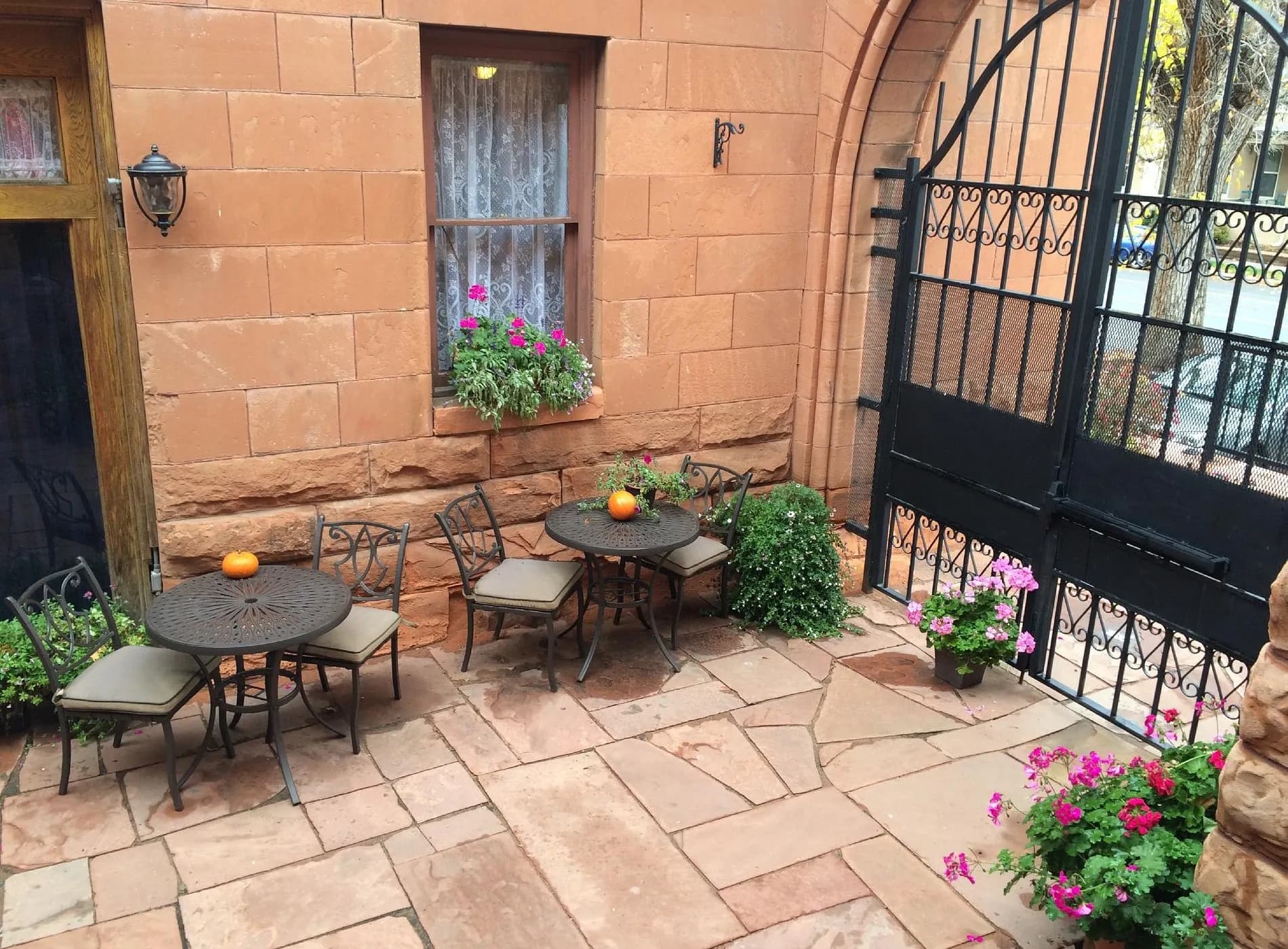 thepattersoninn_exterior_courtyard
