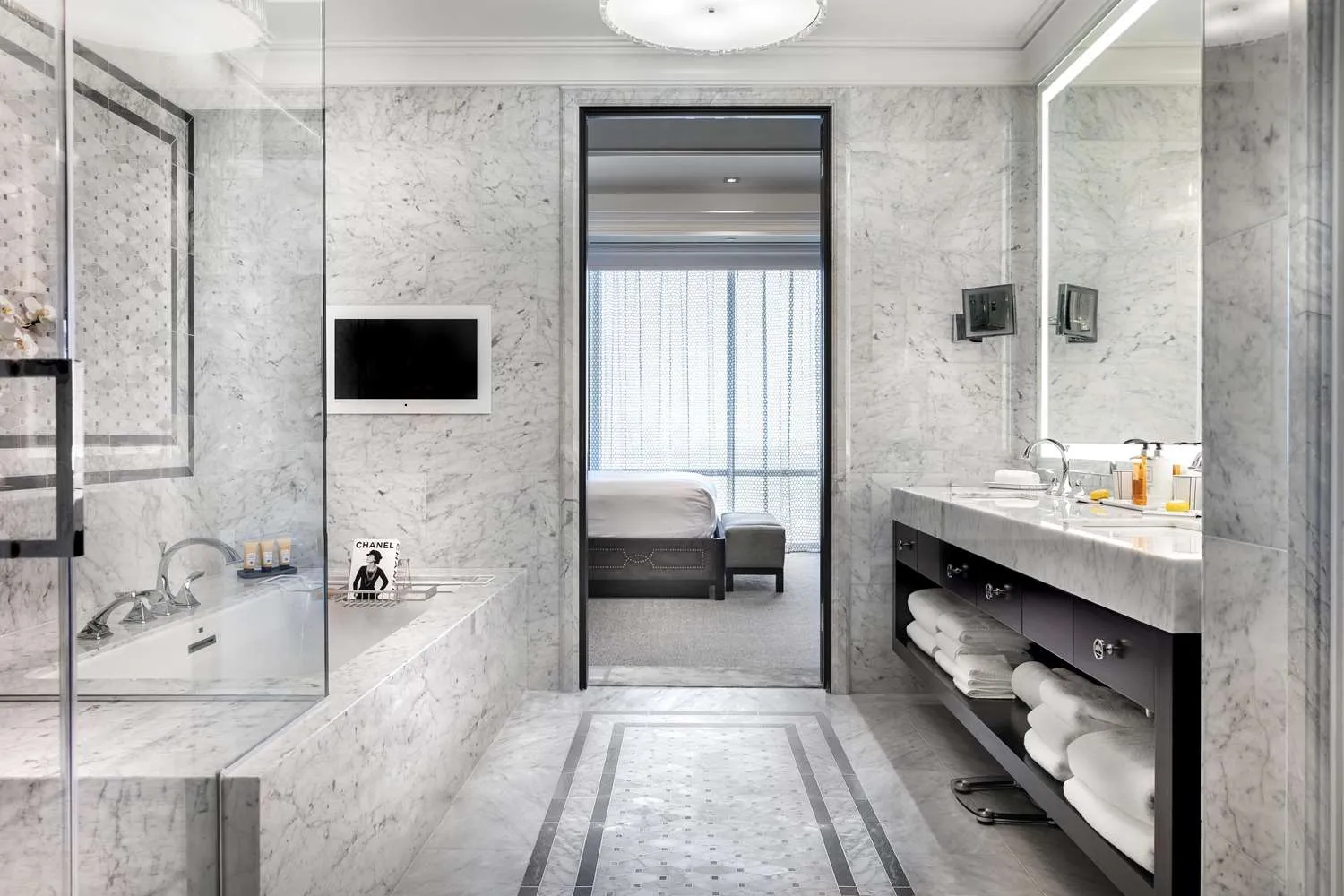bathroom-bathtub