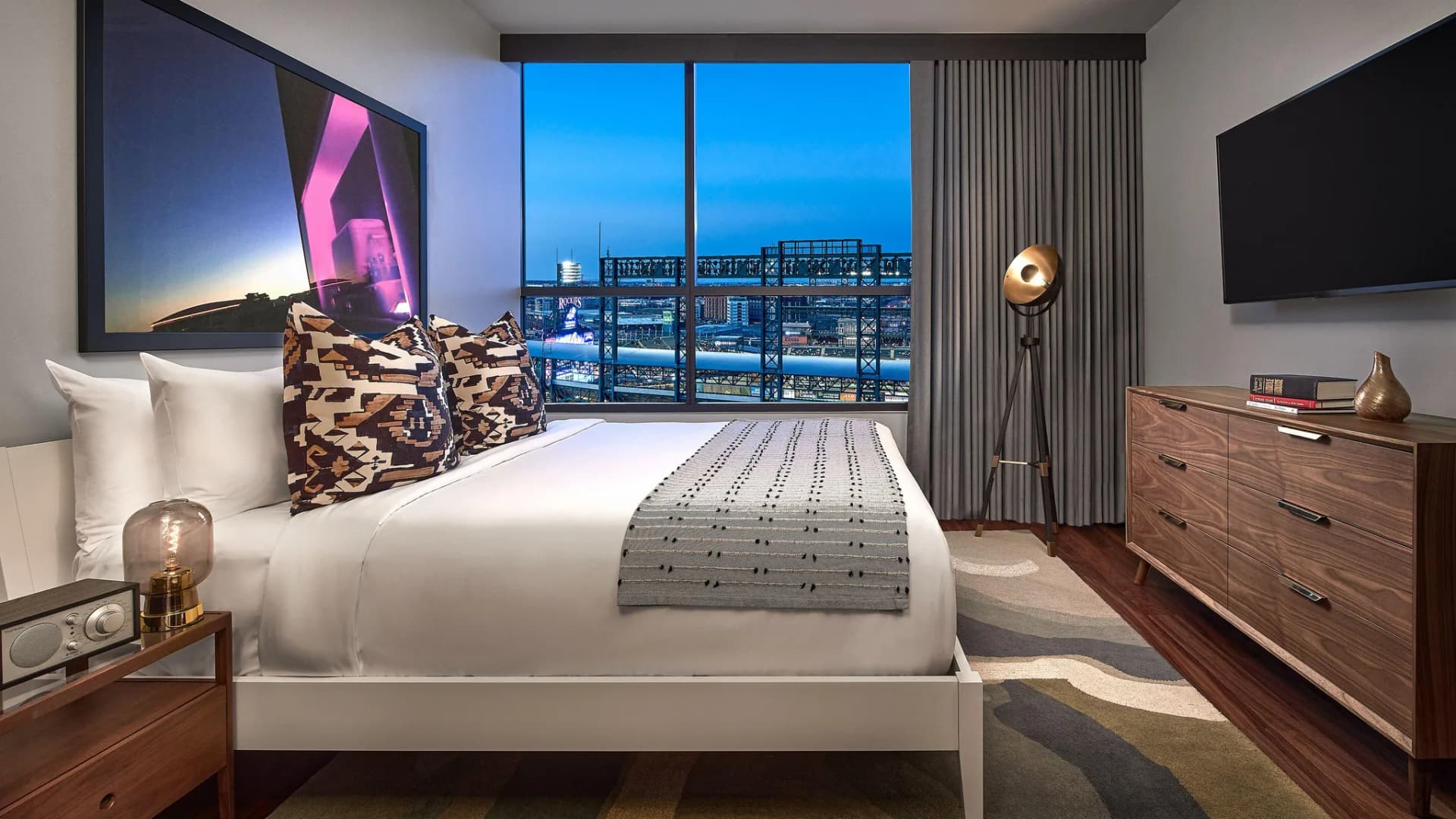 bedroom-kingbed-2