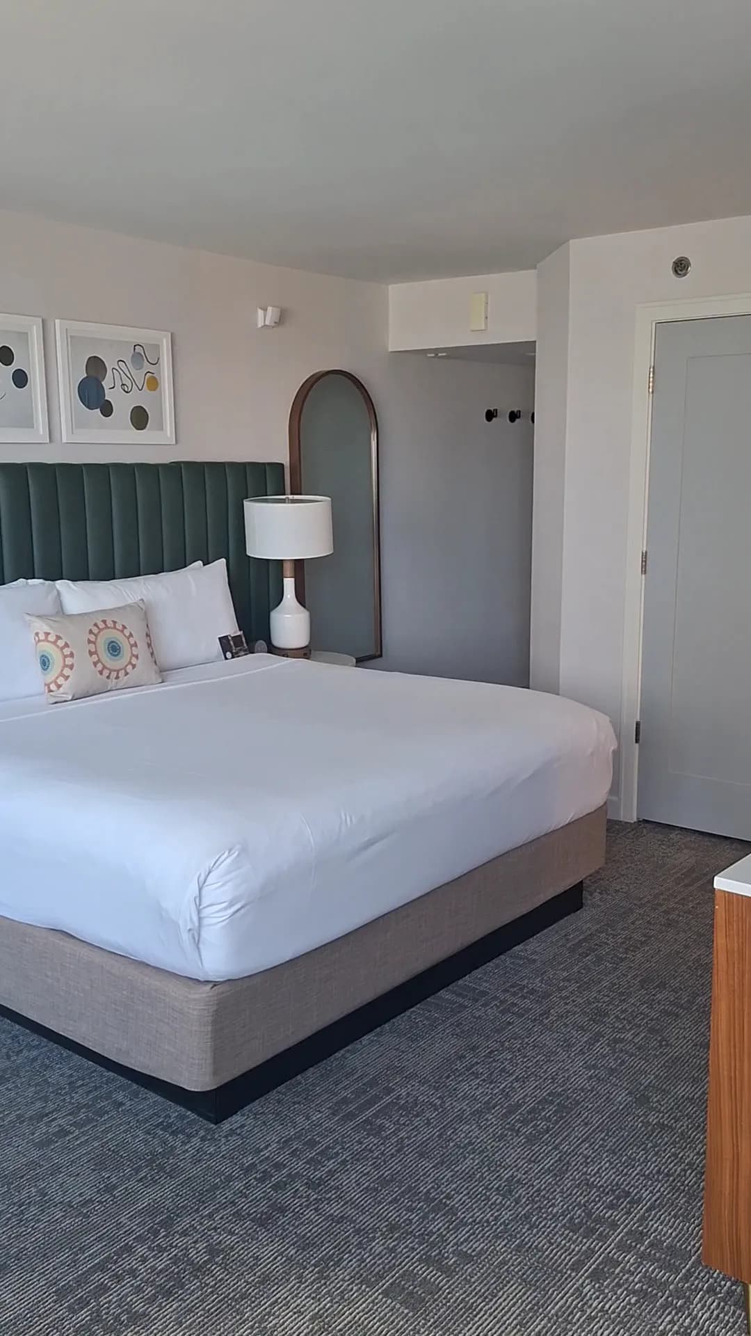 bedroom-kingbed