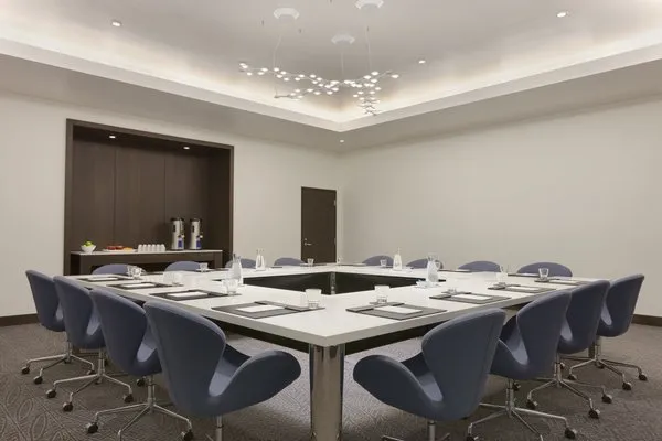 amenities-meetingroom-2