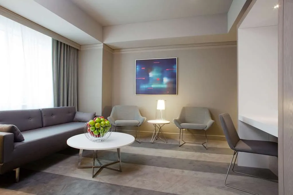 bedroom-suitelounge-2