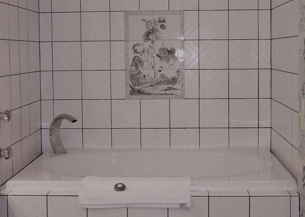 bathroom-bathtub-2