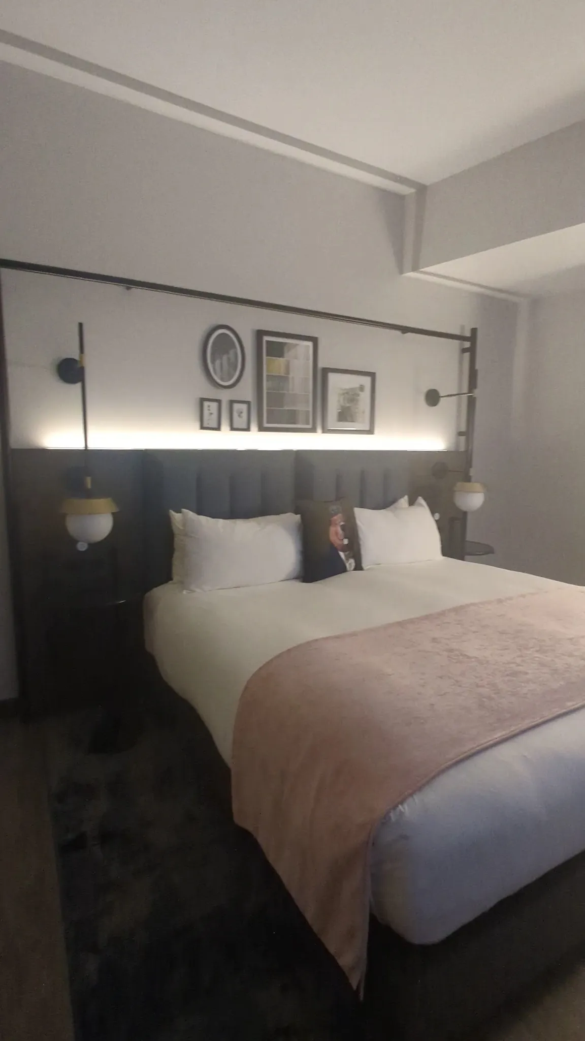 bedroom-kingbed