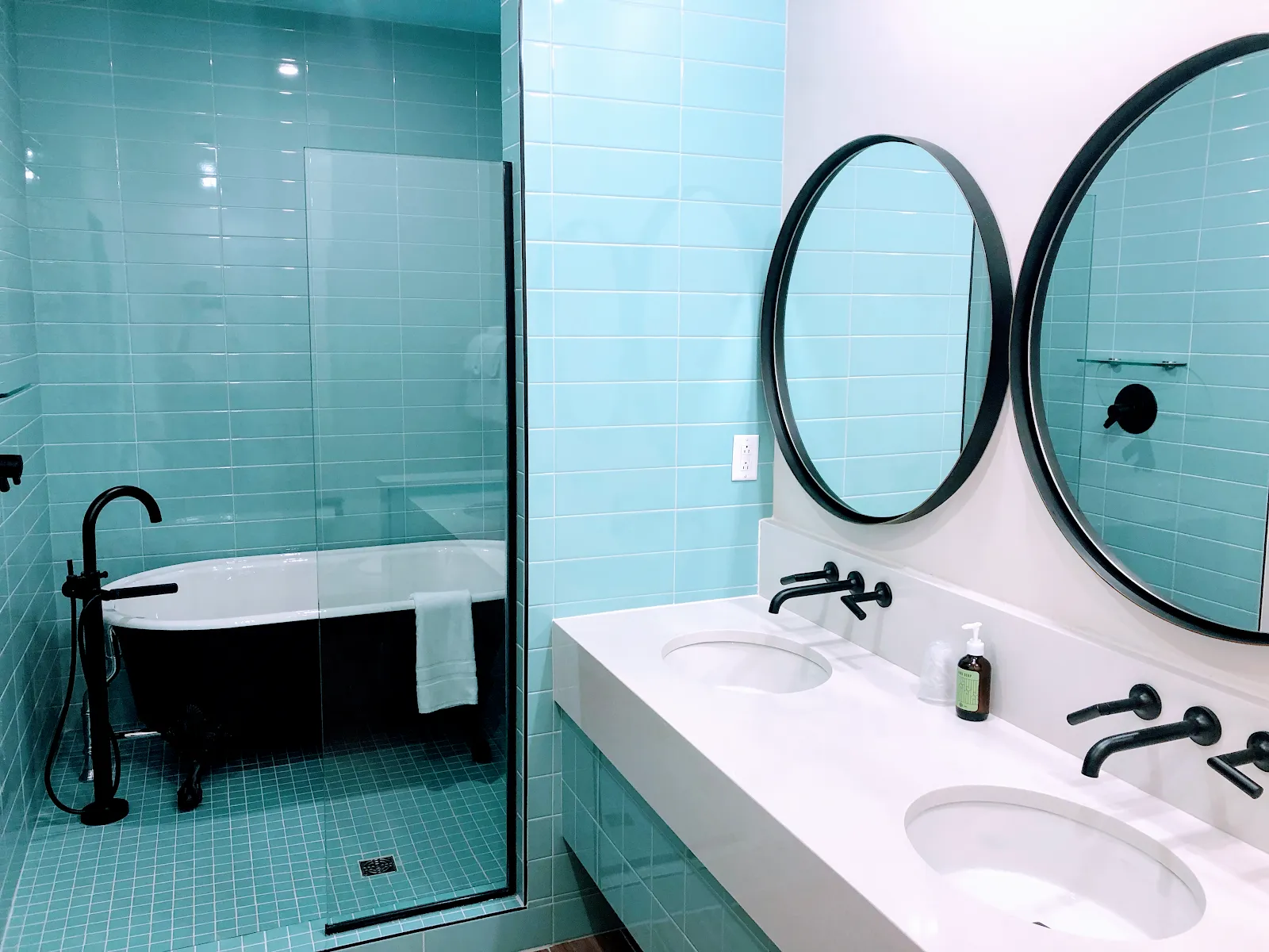 bathroom-bathtub