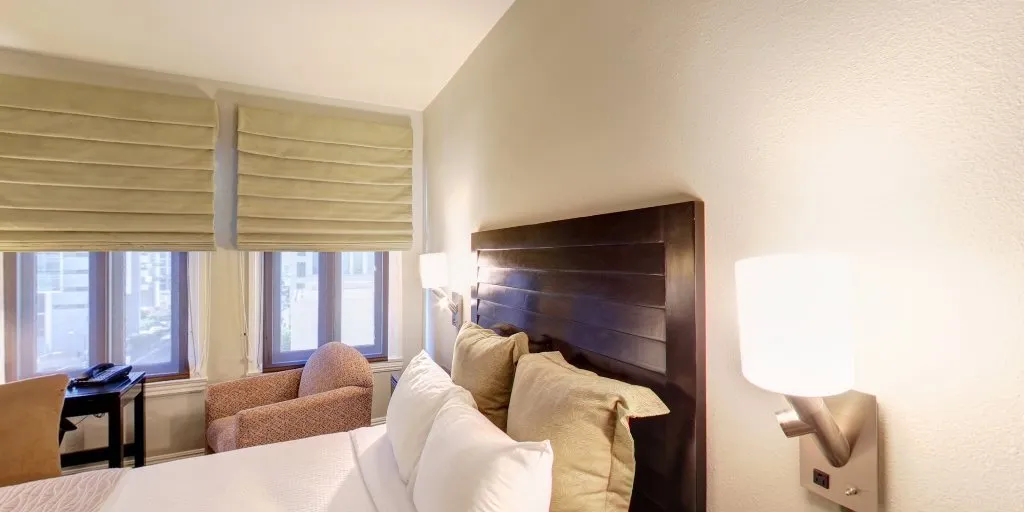 bedroom-kingbed