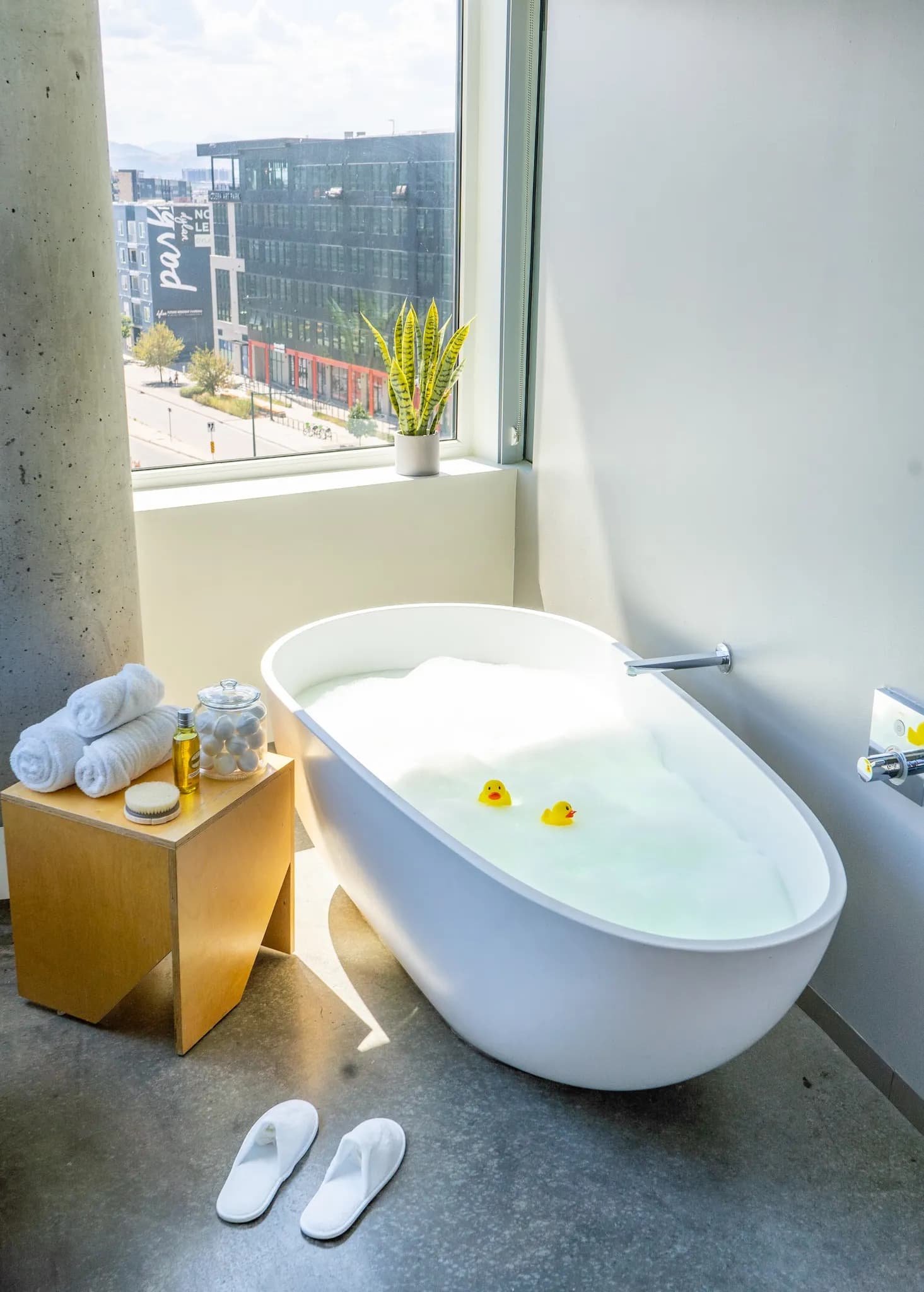 bathroom-bathtub