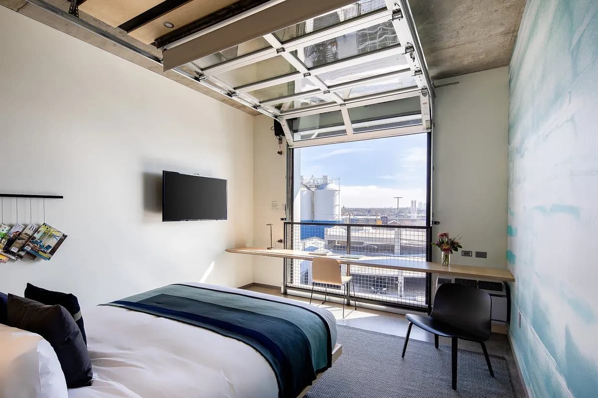 bedroom-kingbed