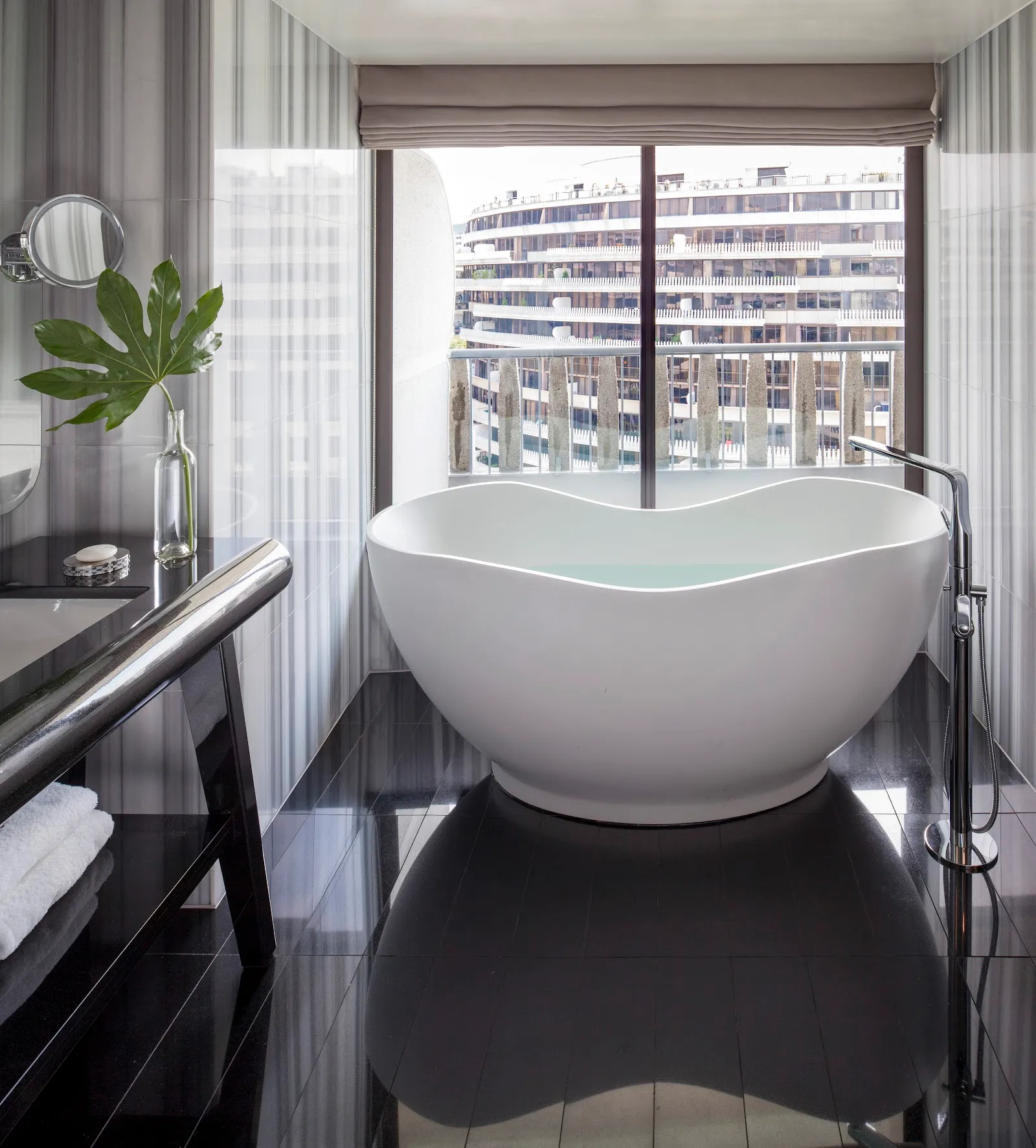bathroom-bathtub