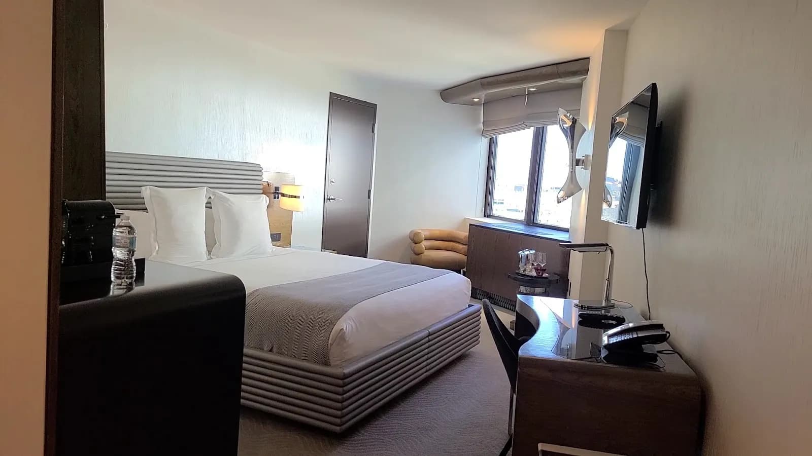 bedroom-kingbed