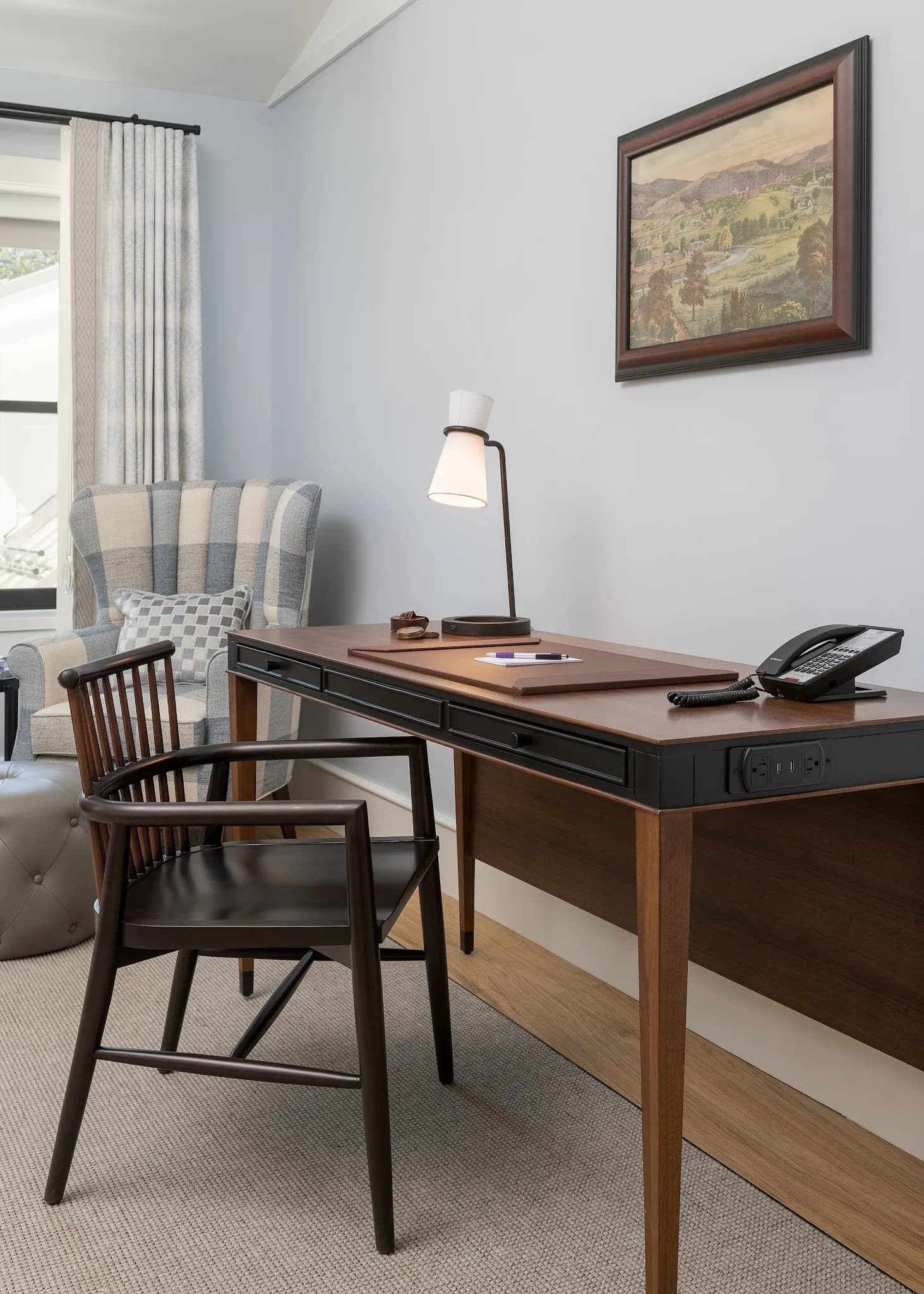 bedroom-deskview
