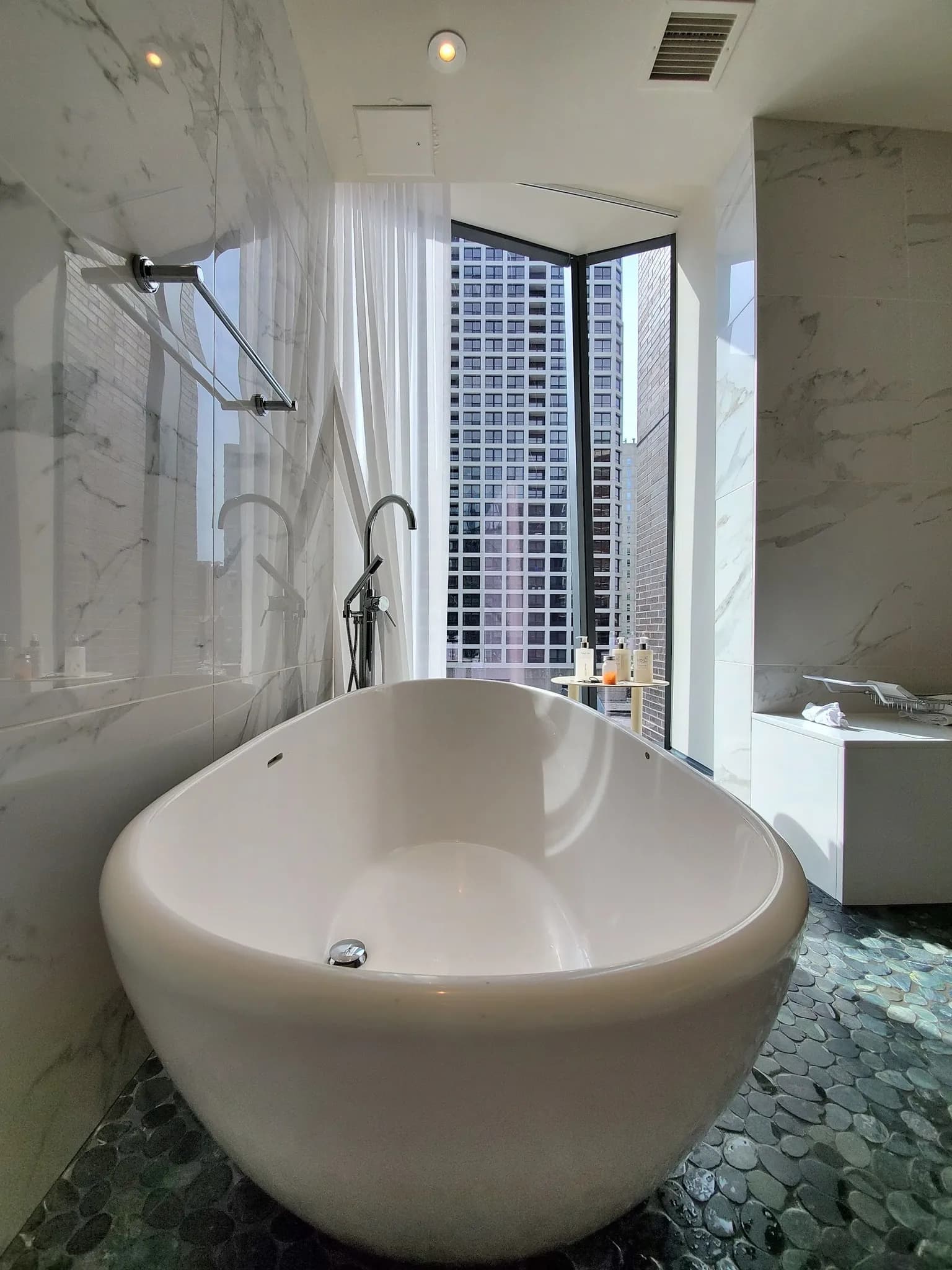 bathroom-bathtub