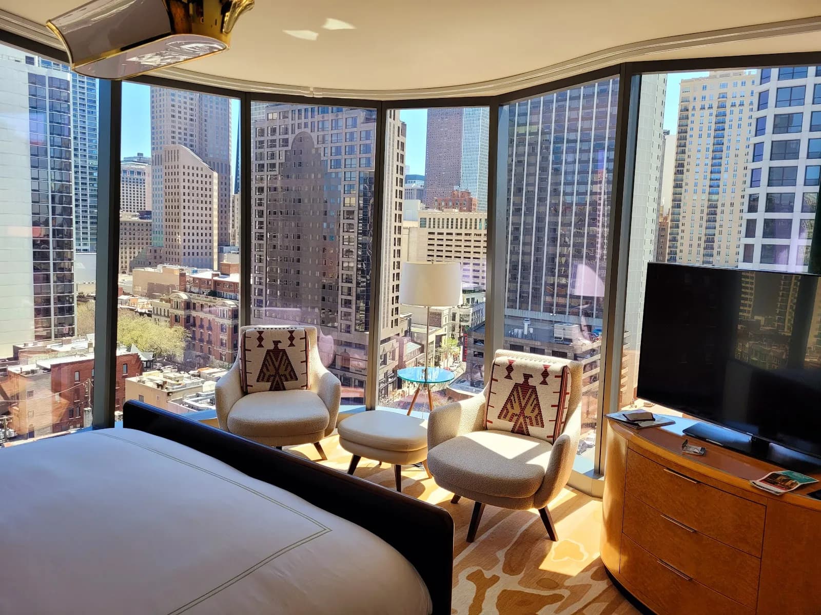 bedroom-kingbed