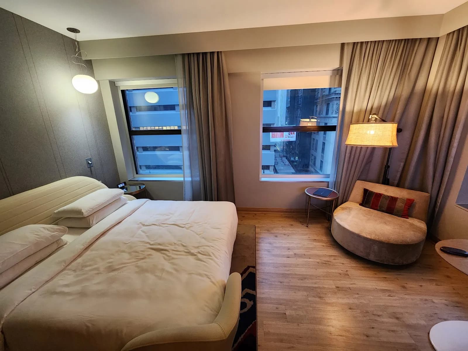 bedroom-kingbed
