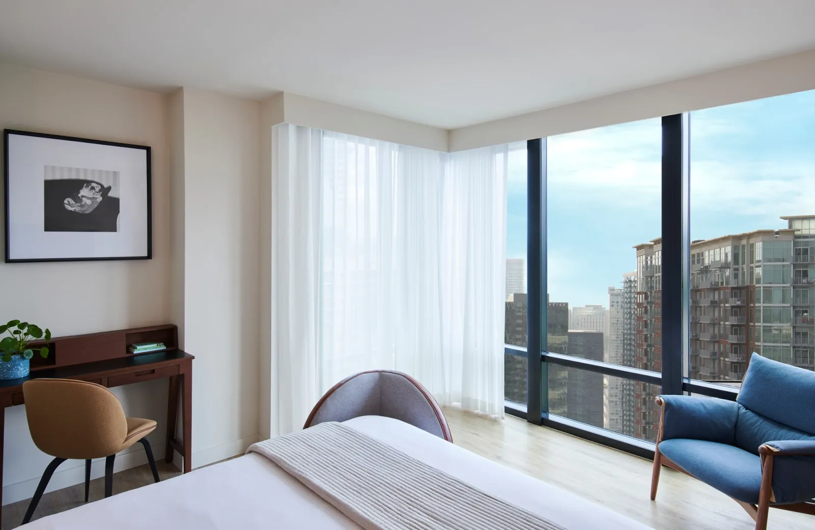 bedroom-kingbed