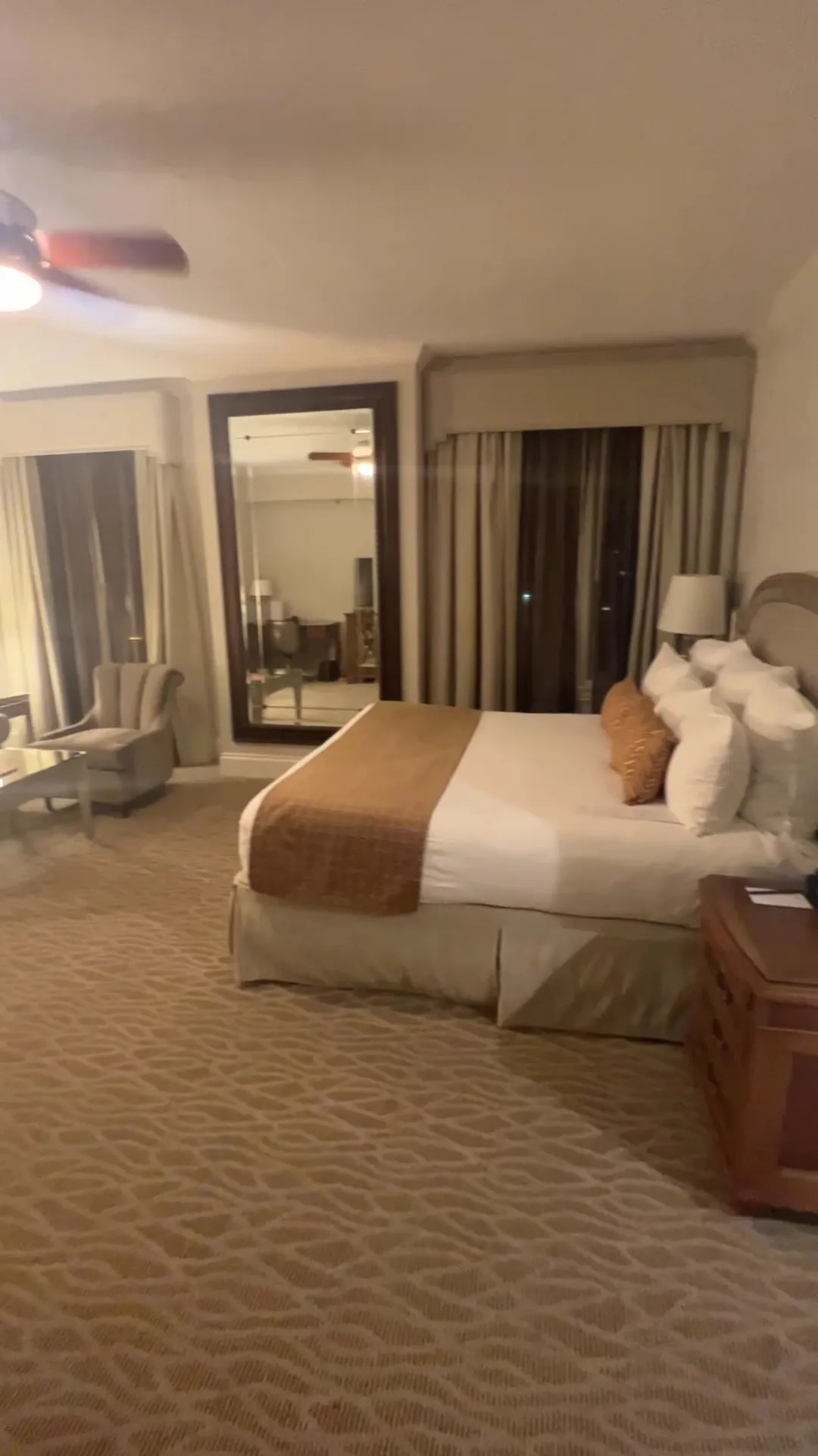 bedroom-kingbed