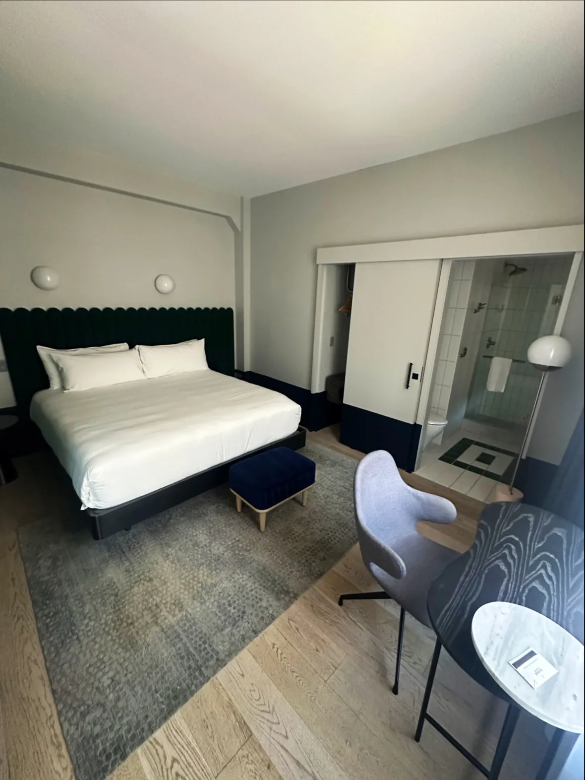 bedroom-kingbed