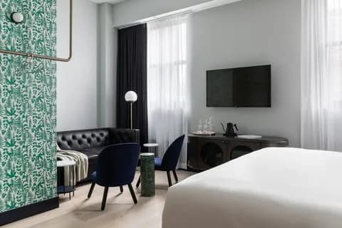 bedroom-kingbed-2